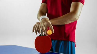 Dostupné z: https://www.freepik.com/free-photo/young-man-playing-table-tennis_13685302.htm#fromView=search&page=1&position=42&uuid=7c6abf91-bcb6-4788-9b68-58f54bbe07a0