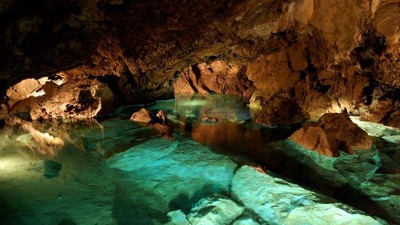 Dostupné z: https://bozkovske.caves.cz/sites/caves.cz/files/styles/photogallery/public/2023-02/Bozkovske4.jpg?itok=5Cr9BfOw