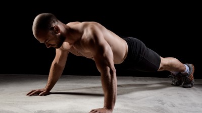 Dostupné: https://www.freepik.com/free-photo/young-powerful-sportsman-training-push-ups-dark-wall_7515338.htm#fromView=search&page=2&position=0&uuid=c52d13ad-6c06-4d2e-961a-145088a53469&query=push-up