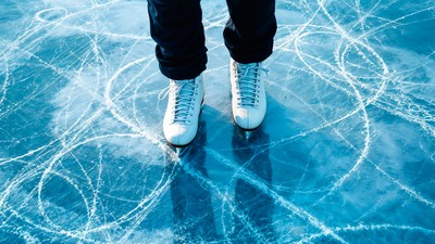 Dostupné z: https://www.freepik.com/free-ai-image/ice-skating-frozen-lake_414899526.htm#fromView=search&page=1&position=10&uuid=ea6b1689-58cd-44e2-82ba-c6cb5057125a&query=ice+skating