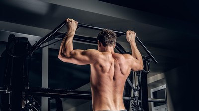 Dostupné z: https://www.freepik.com/free-photo/athletic-shirtless-male-doing-pull-ups-horizontal-bar-gym-club_26099863.htm#fromView=search&page=1&position=0&uuid=fdff4e52-3882-4309-a921-4783310c0042&query=pull-ups